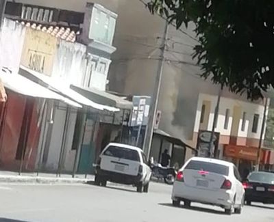 Incendio arrasa con parte de una casa en el centro de Caacupé - Judiciales y Policiales - ABC Color