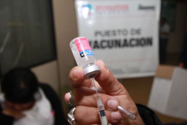 Inician vacunación contra la influenza a los grupos de riesgo