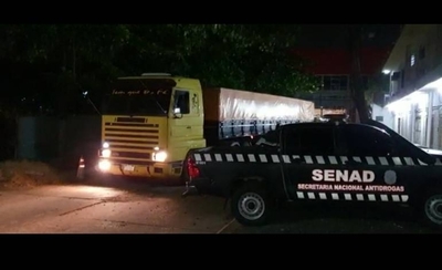 HOY / Senad: Interceptan camión con supuesto traslado de drogas a metros del Brasil