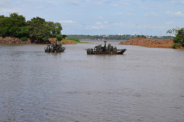 Militares brasileños matan a un contrabandista de CIGARRILLO en el Lago de Itaipú