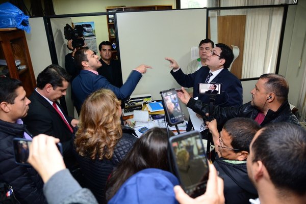 Patota encabezada por el intendente Prieto atropella y toma administración de la terminal de ómnibus de CDE