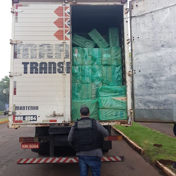 Cae camión con 700 caja de CIGARRILLOS PARAGUAYO