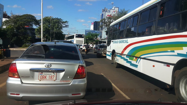 “ZORROS” municipales y CAMINERA abandonaron centro de CDE generando CAOS en el TRANSITO