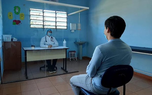 Instalan vidrio protector en Unidad de Salud Familiar