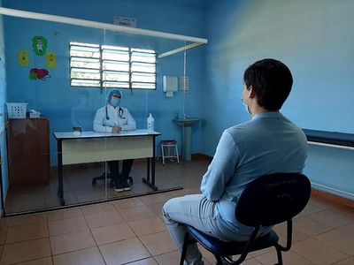 USF instala vidrio protector para atención a pacientes con cuadros respiratorios  - ABC en el Este - ABC Color