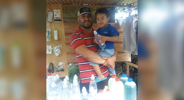 DESESPERADO POR NO TRABAJAR, JOVEN FABRICA ALCOHOL PARA MANTENER A SUS HIJOS