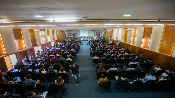 Estudiantes paraguayos en Foz solicitan ayuda al Consulado