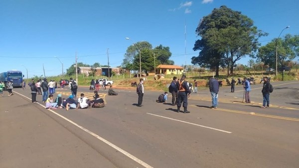 Cierre intermitente de Ruta XIII por personas que exigen alimentos al Gobierno - ADN Paraguayo