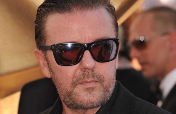 Ricky Gervais está harto de los famosos que se 'quejan' por estar encerrados en sus mansiones - SNT