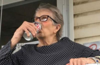 Abuela que sostuvo un cartel pidiendo cerveza recibió 150 latas en su casa - SNT