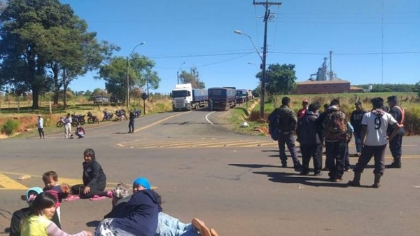 HOY / Caaguazú: Indígenas cierran calles y piden asistencia al Estado ante desidia del INDI