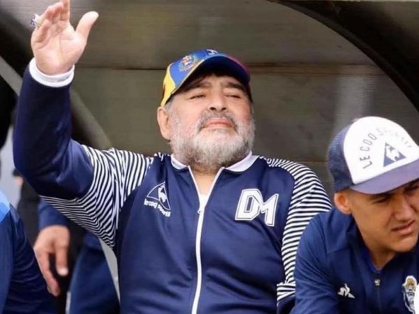 Ponen un tapabocas a la estatua de Maradona