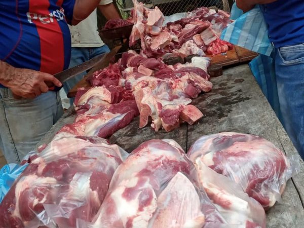 Pareja sacrificó su vaca y repartió carne a varias familias en Tobatí