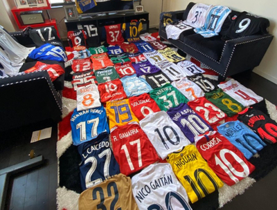 Kaku Romero exhibe su colección de camisetas