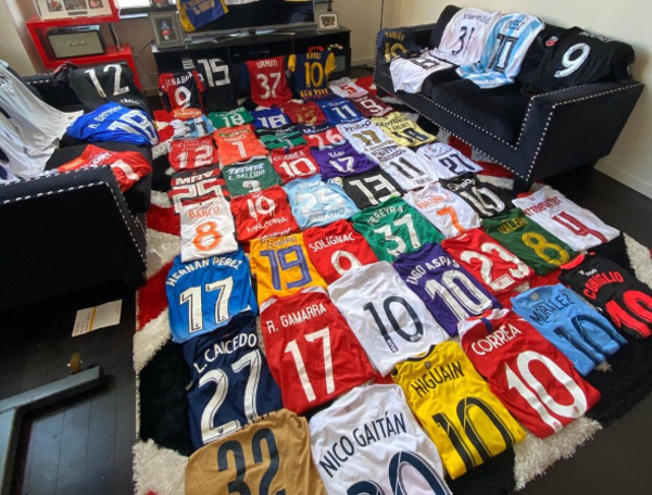 Kaku Romero exhibe su colección de camisetas