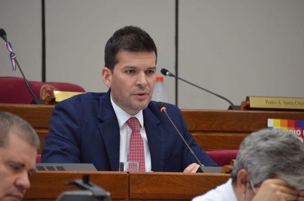 Salud puede acabar con el “carnaval" de derroche, dice senador
