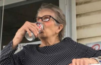 Abuela que sostuvo un cartel pidiendo cerveza recibió 150 latas en su casa - C9N
