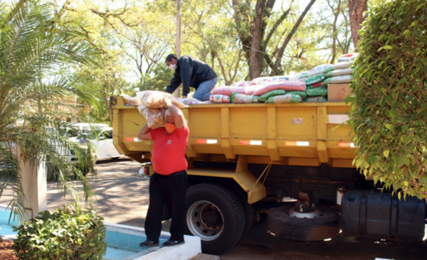 HOY / Horacio Cartes dona una importante carga de alimentos a Paraguarí