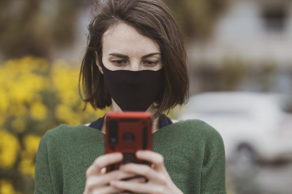 Diez años de media mirando el celular en tiempos de COVID-19