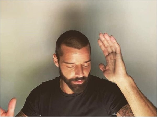 Ricky Martin graba con su móvil su nuevo video musical