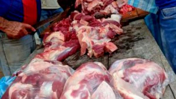 Pareja sacrificó su vaca y repartió carne a varias familias en Tobatí
