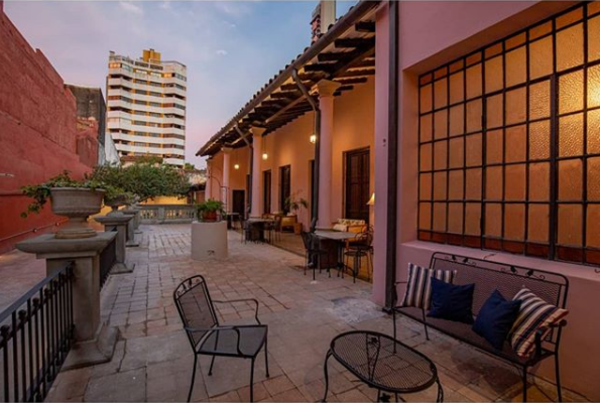 HOY / Hotel céntrico cierra sus puertas, bancos negaron ayuda y personal queda sin trabajo: "Me parte el alma"