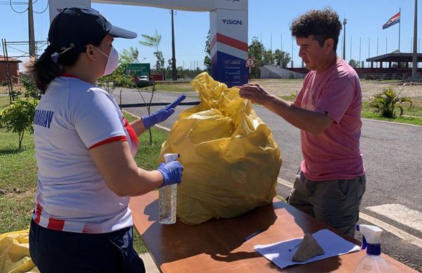 Trabajadores del deporte reciben kits de alimentos