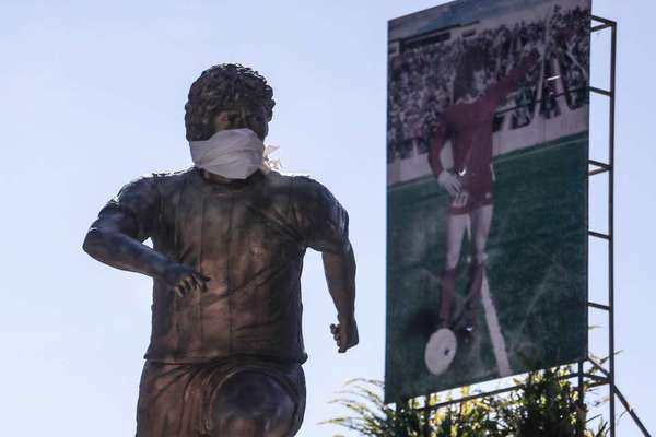 Hasta la estatua de Maradona usa tapabocas