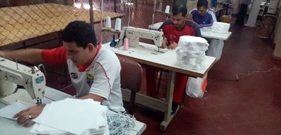 Reos de cuatro penitenciarías elaboran tapabocas