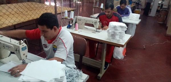 Reos de cuatro penitenciarías elaboran tapabocas