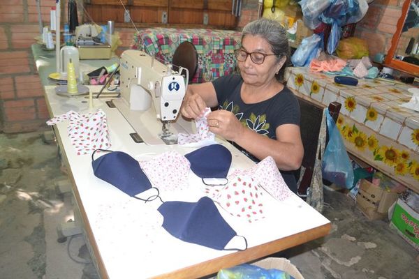 Confeccionan tapabocas para sustentar la familia - Locales - ABC Color