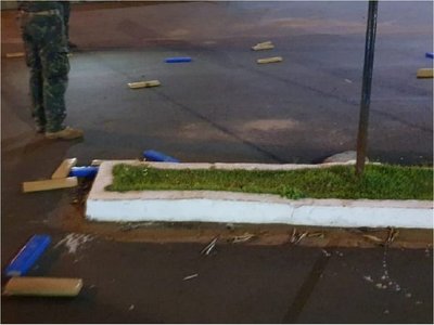 Desconocidos atropellan puesto militar e ingresan droga al Brasil