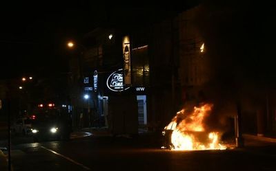 Un vehículo se incendió en el microcentro de Asunción - Nacionales - ABC Color