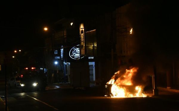 Un vehículo se incendió en el microcentro de Asunción  - Nacionales - ABC Color