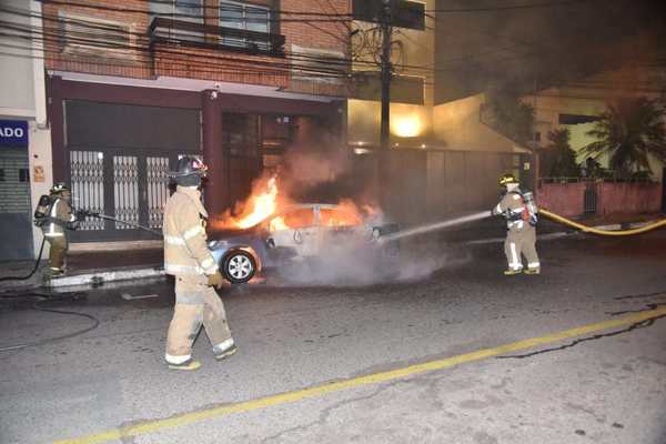 Fuego consume un automóvil •