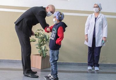 Niño con trasplante de corazón recibe el alta médica