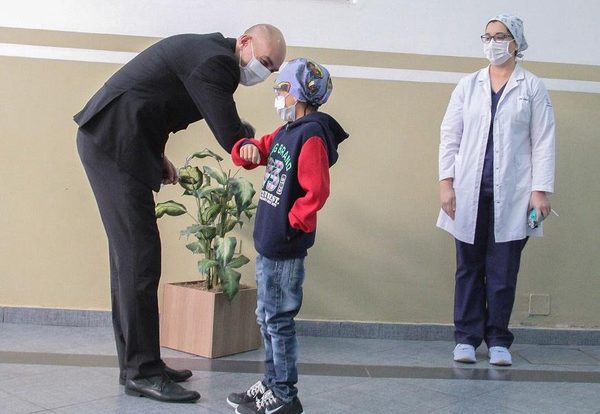 Niño con trasplante de corazón recibe el alta médica