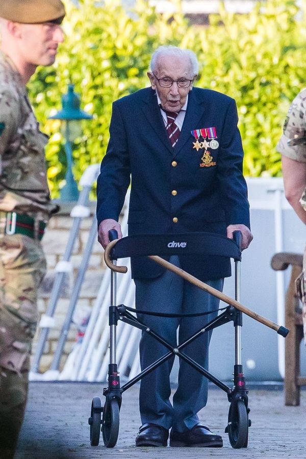 Un británico de 99 años recauda más de 12 millones de euros para la sanidad - Mundo - ABC Color