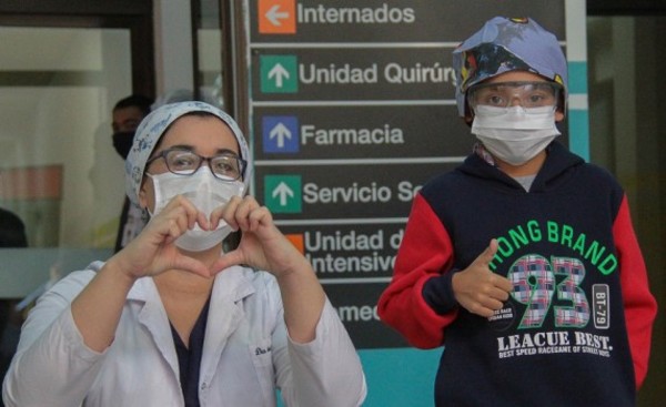 Dan de alta a niño que recibió trasplante de corazón