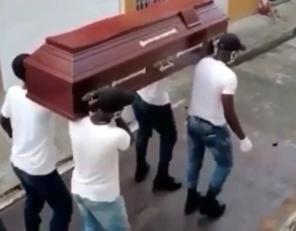 Campaña de prevención contra el coronavirus: Policía de Colombia baila en las calles con un ataúd como en el meme viral - ADN Paraguayo