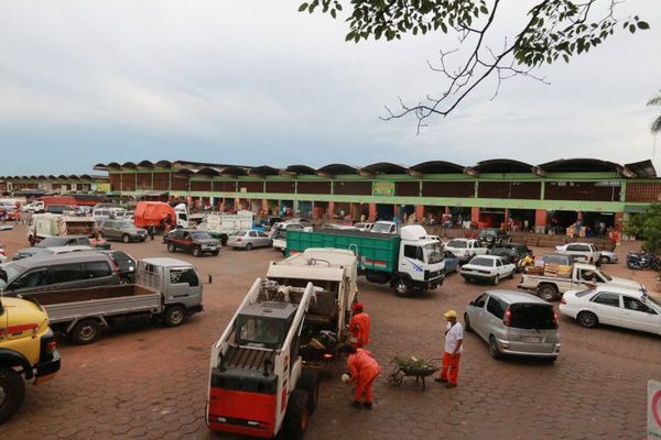 Comuna trabaja en limpieza y pulverizado en el Mercado de Abasto