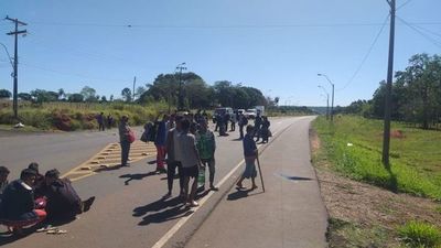 Indígenas cierran ruta en San Joaquín para exigir asistencia - Nacionales - ABC Color
