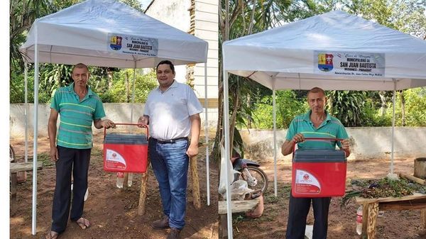 kambato Meza entrega toldo y conservadora a vendedor de yuyos - Digital Misiones