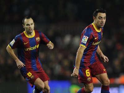Iniesta cree que el retorno de Xavi al Barça sería una "gran noticia"