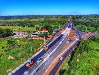 Viaducto en la Ruta PY03 en desvío Pto. Rosario, en etapa final