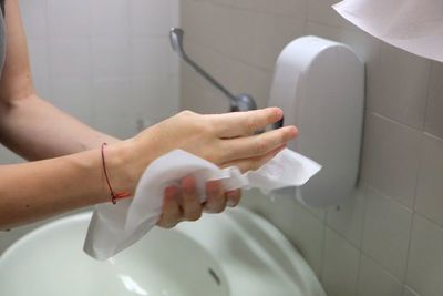 El papel es mejor que el secador de manos contra los virus