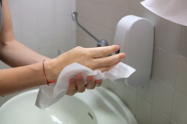 El papel es mejor que el secador de manos contra los virus