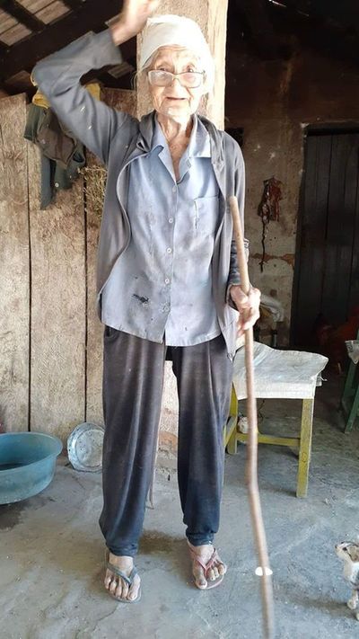 Vecinos ayudan a una abuela de 89 años