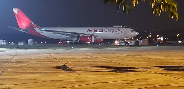 HOY / Llegó avión carguero con insumos médicos para Salud Pública