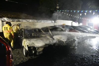 Tres vehículos se incendiaron en distintas circunstancias y lugares esta madrugada - Nacionales - ABC Color